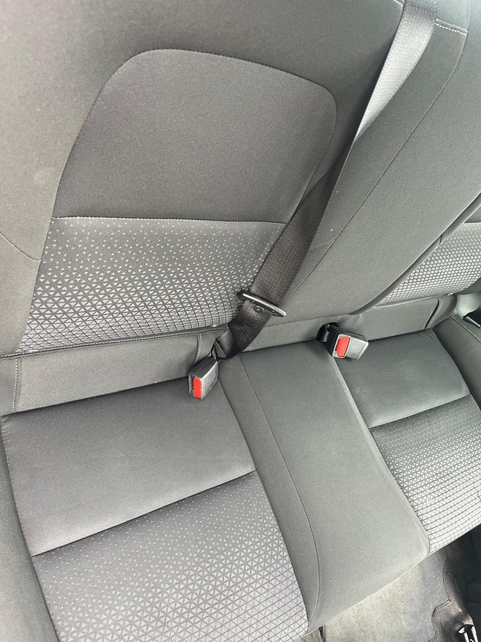 Asiento trasero de automóvil limpio y sin manchas.
